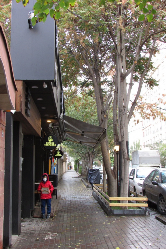 کافه زستوران هایی که پیاده روها را با گاز و تابش گرما گرم می کنند
